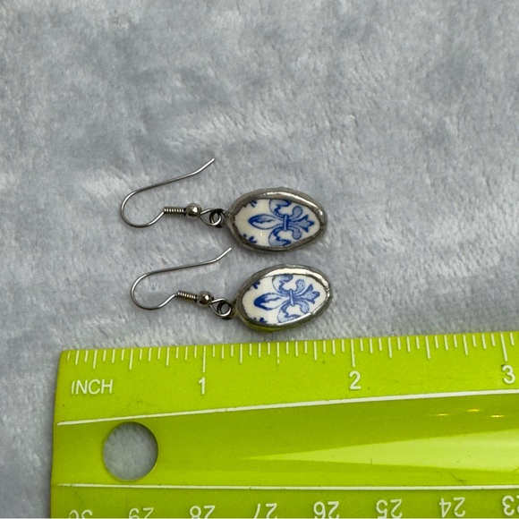 Handmade Ceramic Pierced Dangle Earrings Silver Tone Fleur di lis - Picture 3 of 4